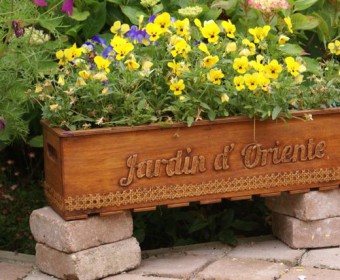 Vintage Blumen-Kasten - Vintage Flower Crate Dieser handgearbeitete Holz-Blumenkästen im Vintage-Style ist die perfekte Bühne für Ihre Pflanzen. www.holz-verbunden.de