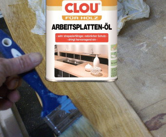 Behandlung mit Arbeisplattenöl