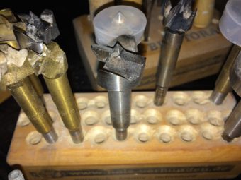 Kleine Werkstattgehilfen selbst gemacht. Aufbewahrungs-Block für Bohrer & Co. Sie dienen der Aufbewahrung von Bohrern, Fräsern und Ähnlichem und sorgen für Ordnung in der Werkstatt.