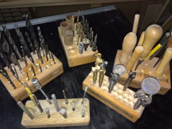 Kleine Werkstattgehilfen selbst gemacht. Aufbewahrungs-Block für Bohrer & Co. Sie dienen der Aufbewahrung von Bohrern, Fräsern und Ähnlichem und sorgen für Ordnung in der Werkstatt.